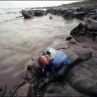 Un voluntario, en la Costa da Morte, totalmente superado por el desastre ambiental.