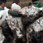 Un grupo de voluntarios, d&aacute;ndose &aacute;nimos durante las duras tareas de limpieza en A Costa da Morte.