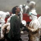 Voluntarios limpiando chapapote el 1 de diciembre de 2002 en Muxía (A Coruña).