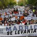 Miles de personas se manifiestan en Madrid en defensa de la sanidad p&uacute;blica.