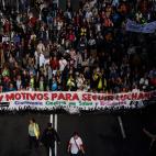 Miles de personas se manifiestan en Madrid en defensa de la sanidad p&uacute;blica.