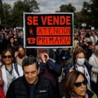 Miles de personas se manifiestan en Madrid en defensa de la sanidad p&uacute;blica.