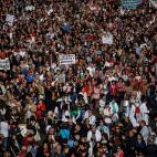 Miles de personas se manifiestan en Madrid en defensa de la sanidad p&uacute;blica.
