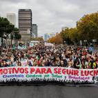 Miles de personas se manifiestan en Madrid en defensa de la sanidad p&uacute;blica.