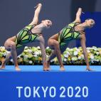 Anita Álvarez y Lindi Schroeder, del equipo de EEUU, antes de sumergirse