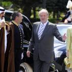 Los reyes recibieron en el aeropuerto al jeque de Qatar y a su esposa. Con el bast&oacute;n, el rey apart&oacute; a la reina Sof&iacute;a de la alfombra roja.