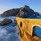 Cuando se supo que el equipo de localizaciones de Juego de Tronos había puesto el ojo en la costa de Euskadi, inmediatamente saltaron las alarmas en uno de sus rincones más emblemáticos. La ermita de San Juan de Gaztelugatxe corona un islote ...