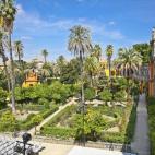 La capital andaluza es ya toda una veterana en este aspecto. En la quinta temporada el Real Alcázar de Sevilla figuró como los Jardines del Agua de Dorne, y parece ser que la acción volverá a trasladarse a ese mismo lugar en la séptima. Per...