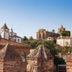 El precioso casco histórico de esta ciudad extremeña fue declarado Patrimonio de la Humanidad en 1986. Cuando los asistentes de producción de la serie pasearon por sus estrechas calles empedradas no dudaron en que tenía todo lo necesario par...