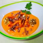 Esta versi&oacute;n reinventada de este plato tradicional incluye calabaza, adem&aacute;s del tradicional tomate. Consulta todos los ingredientes en CookPad.