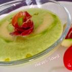 Esta sopa no lleva tomate, pero s&iacute; calabac&iacute;n y pepino. Adem&aacute;s, el toque dulce de la manzana le da un sabor diferente y fresco. Ideal para este verano, aprende a hacerlo aqu&iacute;.