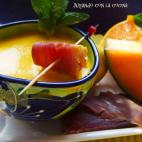 Esta sopa dulce y fresca puede acompa&ntilde;arse de mojama, jam&oacute;n, trucha ahumada o si eres vegatriano, de pistachos. Puedes leer la receta completa aqu&iacute;.