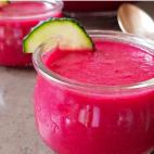 La remolacha y el pepino le dan un toque diferente a esta receta de toda la vida. Lista en dos pasos, esta sopa es ideal como entrante para cualquier comida de verano.