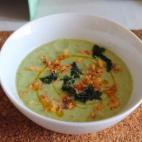 Adem&aacute;s de pepino y aguacate, para hacer esta sabrosa sopa hacen falta semillas de s&eacute;samo, cilantro, ajo, zumo de lim&oacute;n y aceite de oliva. Tambi&eacute;n se recomienda decorarla con cebolla frita. Aprende a hacerla aqu&iacute;.