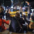 En agosto un agente de policía mató a un joven afroamericano desarmado en Ferguson. Tres meses después, la decisión del jurado de absolver al agente desató una oleada de protestas y disturbios en esta ciudad. En Nueva York, la decisión de ...