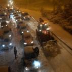 Maquinas quitanieves junto a coches apilados sin moverse por 'Filomena', una escena habitual este fin de semana