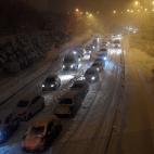 Filas interminables de veh&iacute;culos tomados por la nieve y carreteras impracticables, como la M30