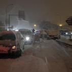 Coches, atascados sin poder avanzar por la nieve