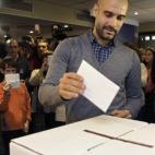 El entrenador del Bayern Múnich, Pep Guardiola, deposita su voto en la Via Augusta de Barcelona.