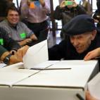Un anciano de 93 deposita su papeleta en un local de la Vía Augusta de Barcelona, durante la jornada participativa.