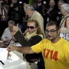 Un joven con una camiseta conmemorativa del 1714 vota en la jornada participativa del 9N.