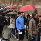 A pesar de la lluvia, hay colas en los colegios abiertos para la votación.