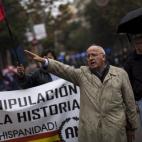 Anticatalanistas de extrema derecha saludan al sonar el himno franquista durante una manifestación contra el 9N en Cataluña.