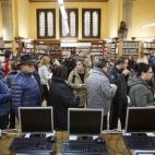 Colas en el interior del Instituto Lluís de Peguera de Manresa para identificarse y poder participar en la consulta alternativa.