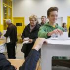 Un adolescente de 16 años, deposita su papeleta en el Institut Lluís de Peguera de Manresa.