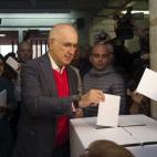El presidente de Unió Democrática de Catalunya (UDC), Josep Antoni Duran Lleida, deposita su papeleta en la Escola Orlandai de Barcelona.