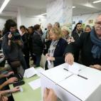 El exvicepresidente de la Generalitat y exlíder de ERC, Josep Lluís Carod-Rovira, deposita su papeleta en el Instituto Pons d'Icart en Tarragona.