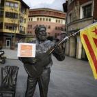 Una estatua del compositor vasco Jose Maria Iparraguirre, adornada con una urna y una bandera independentista catalana en Gernica (País Vasco).