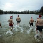 Baño tradicional en el lago Oranke, Berlín. (AP Photo/Markus Schreiber)