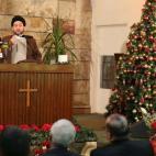 Ammar al-Hakim, importante líder musulmán en Irak, habla durante una misa en la Iglesia Anglicana de Bagdad. (AP Photo/Karim Kadim)