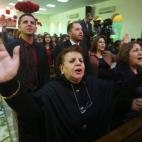 Fieles cristianos acuden a misa en la Iglesia Anglicana de Bagdad. (AP Photo/Karim Kadim)