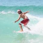Cabalgando una ola en las playas de Sidney. (Foto de Don Arnold/Getty Images)