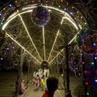 Varios niños se dirigen a la Misa del Gallo en Pekín, China (AP Photo/Ng Han Guan)