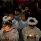 Varios niños participan en la Misa del Gallo en Pekín, China (AP Photo/Ng Han Guan)