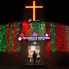 Un hombre se dirige a la Misa del Gallo en Ahmadabad, India. (AP Photo/Ajit Solanki)