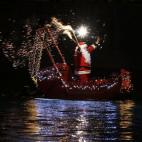 Un hombre vestido de Papá Noel cerca de Génova, Italia (AP Photo/Antonio Calanni)