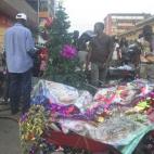 La epidemia de ébola no impide que la gente salga a comprar adornos navideños. (AP Photo/Abbas Dulleh)