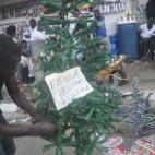 La epidemia de ébola no impide que la gente salga a comprar adornos navideños. (AP Photo/Abbas Dulleh). (AP Photo/Abbas Dulleh)