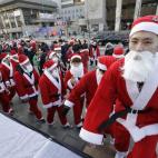 Varios voluntarios se dirigen a repartir regalos de Navidad. (AP Photo/Ahn Young-joon)