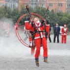 Un adolescente vestido de Papá Noel se echa a volar en un globo (Foto de ChinaFotoPress/ChinaFotoPress via Getty Images)
