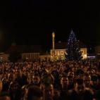 Fieles cristianos asisten a la Misa del Gallo en la Catedral de Zagreb, Croacia. (Foto de Stipe Mayic/Anadolu Agency/Getty Images)