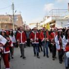 Jóvenes sirios vestidos de Papá Noel (STR/AFP/Getty Images)