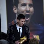 Lionel Messi recibió el miércoles su tercera Bota de Oro como máximo goleador de las ligas europeas la temporada pasada