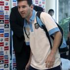 El astro argentino Lionel Messi llega al hotel de su equipo en Asunción, Paraguay, el 9 de septiembre del 2013 donde Argentina jugará con Paraguay en partido de clasificación mundialista el 10 (AP Foto/Jorge Saenz)