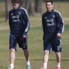 Los jugadores de la selección de Argentina, Lionel Messi, derecha, y Fernando Gago, salen de un entrenamiento el martes, 3 de septiembre de 2013, en Buenos Aires. (AP Photo/Eduardo Di Baia)