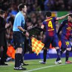 Barcelona's Lionel Messi, from Argentina, right, looks at Barcelona's head coach Francesc 'Tito' Vilanova, left, as he replaces Barcelona's Cesc Fabregas during the Champions League quarterfinal second leg soccer match between FC Barcelona and P...